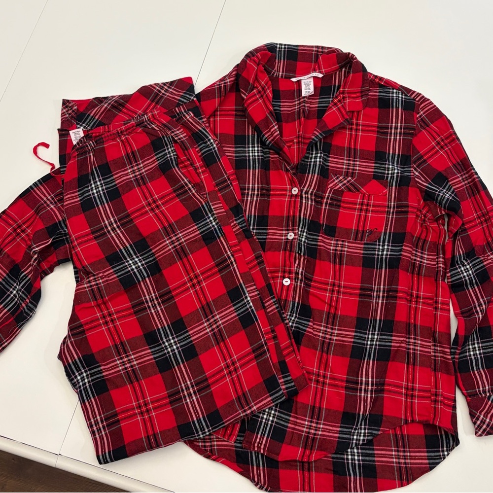 Victoria’s Secret Pajama Set. Long Sleeve. Long Pants. Small. Good Condition!